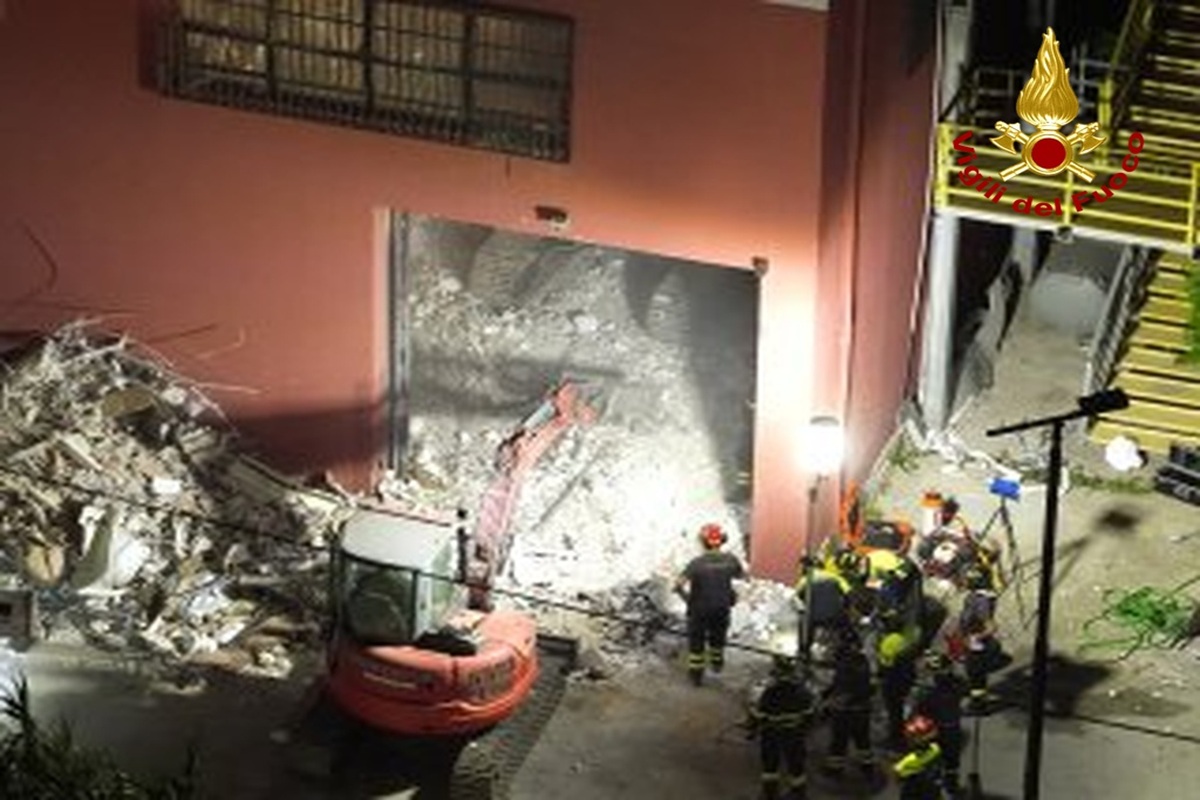 Crollo palazzina a Messina, recuperata terza vittima: ci sono i primi tre indagati Crollo palazzina a Messina, recuperata terza vittima: ci sono i primi tre indagati