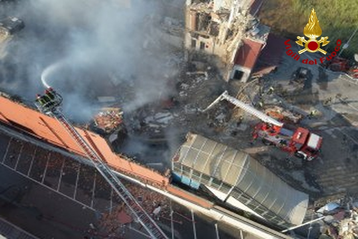 Il crollo a Pistunina, scovato un terzo corpo: si continua a scavare tra le macerie Il crollo a Pistunina, scovato un terzo corpo: si continua a scavare tra le macerie