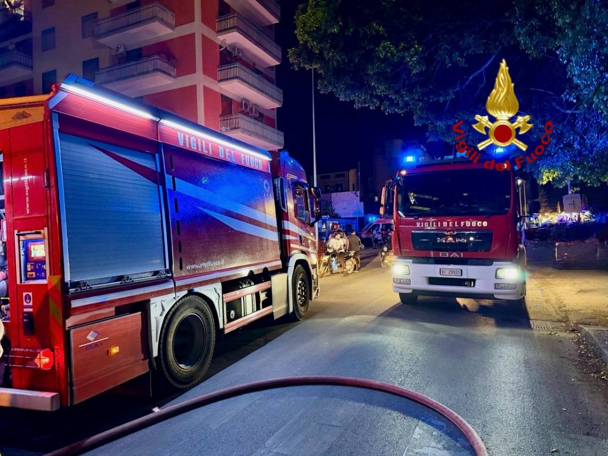 Incendio in un’abitazione a Palermo, stabile evacuato dopo intervento dei vigili del fuoco