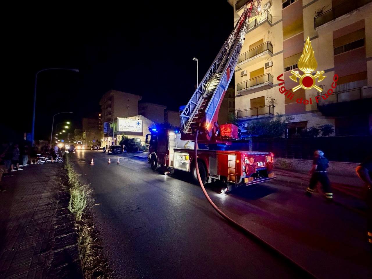 Incendio in un’abitazione a Palermo, stabile evacuato dopo intervento dei vigili del fuoco