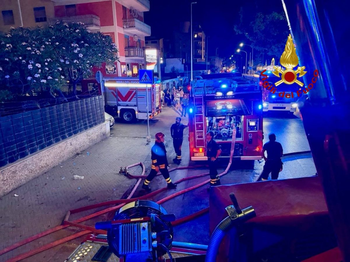 Incendio in un’abitazione a Palermo, stabile evacuato dopo intervento dei vigili del fuoco
