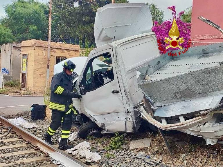 Paura a Cefalù, treno contro mezzo pesante: un ferito