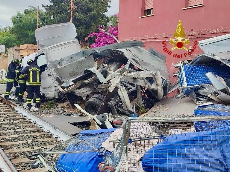 Paura a Cefalù, treno contro mezzo pesante: un ferito