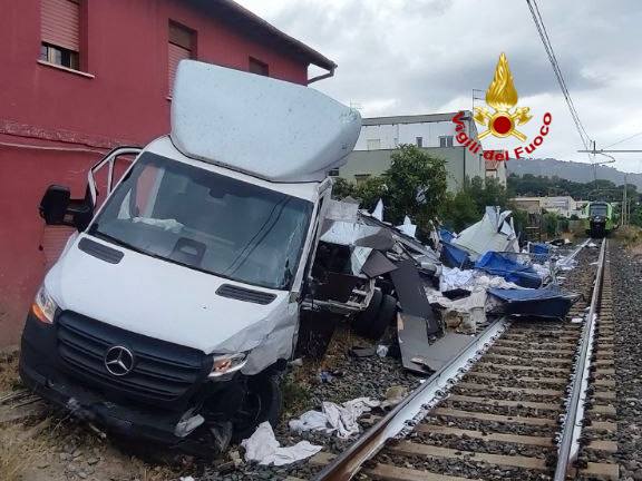 Paura a Cefalù, treno contro mezzo pesante: un ferito