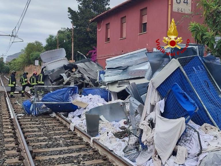 Paura a Cefalù, treno contro mezzo pesante: un ferito