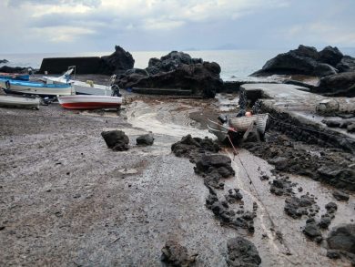 Stromboli, Ginostra in ginocchio dopo un violento temporale: danni al molo e case allagate