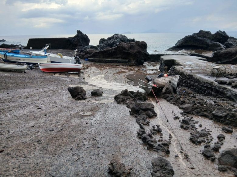 Stromboli, Ginostra in ginocchio dopo un violento temporale: danni al molo e case allagate