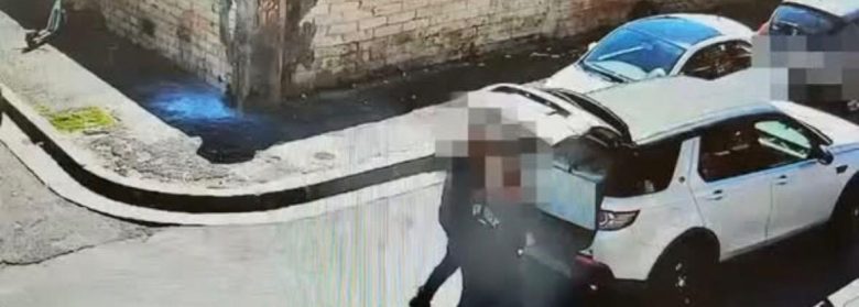 Catania, buttano la lavatrice in strada: identificato il responsabile, scatta la sanzione