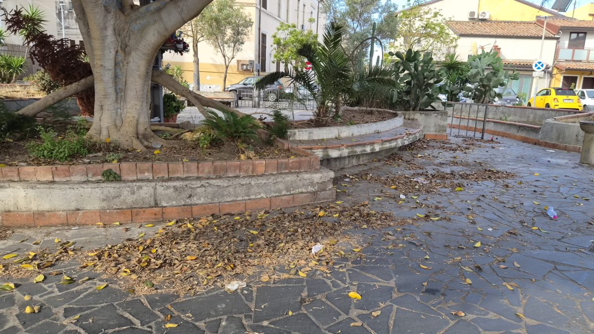 Degrado Piazza Pergolesi a Picanello, Carnazza: “Grave e intollerabile stato di abbandono e illegalità” Degrado Piazza Pergolesi a Picanello, Carnazza: “Grave e intollerabile stato di abbandono e illegalità”