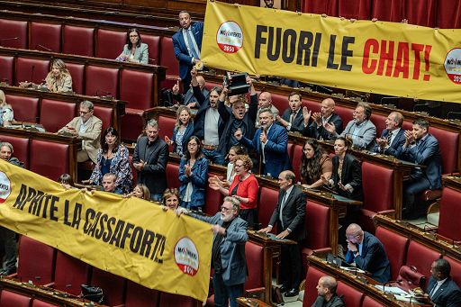 Delmastro, cartelli M5s in aula Camera: “fuori le chat, aprite la cassaforte”