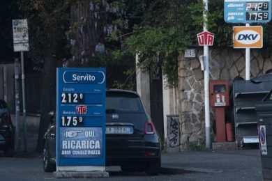 Carburanti, da governo nuovo taglio accise fino al 25 agosto