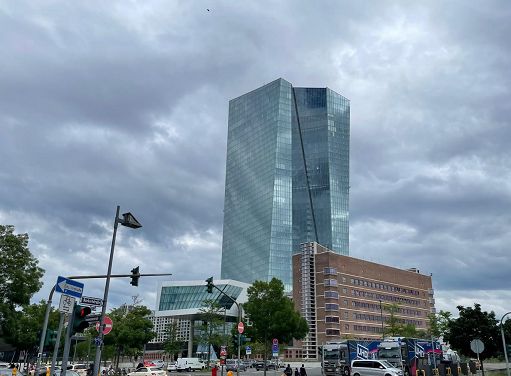 Bce: la crescita rischia una frenata, l’inflazione nuovi rialzi