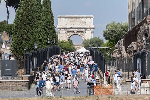 Confcommercio: Pil 2026 meglio di attese (+0,9%) e consumi in risalita