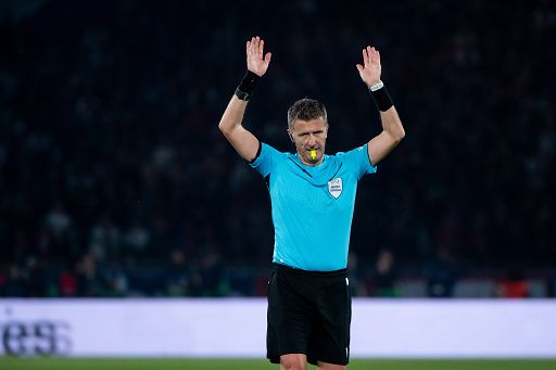 Calcio, Orsato: “Arbitro al centro, Var solo per chiaro errore”
