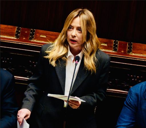 Meloni “promuove” politica economica governo. Opposizioni: ‘E’ Truman Show’