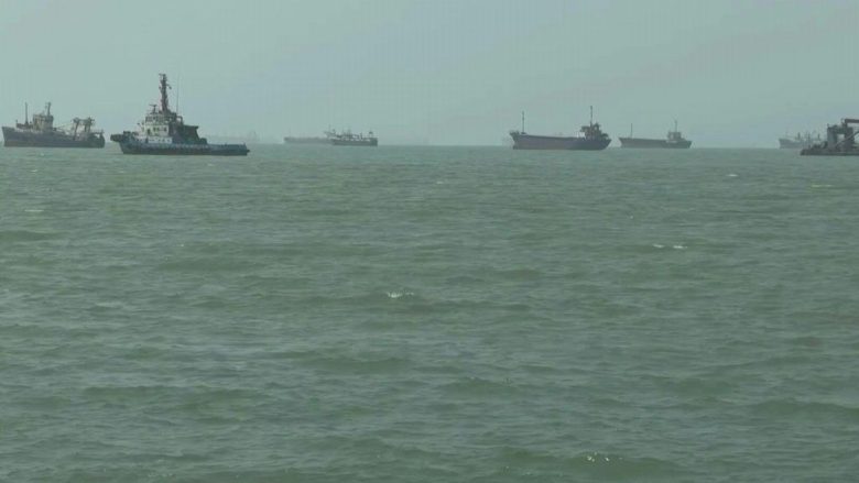 Nave colpita da “proiettile non identificato” a Hormuz, una vittima