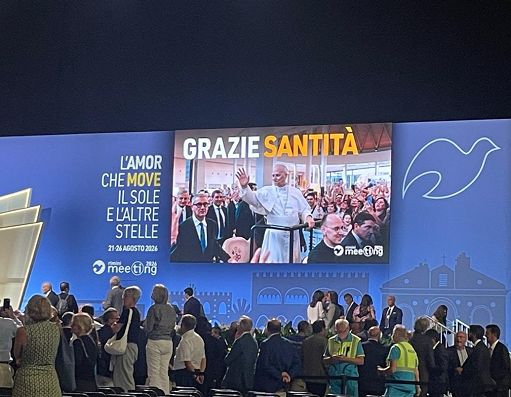 Meeting, sul maxischermo “Grazie Santità” e la gente canta