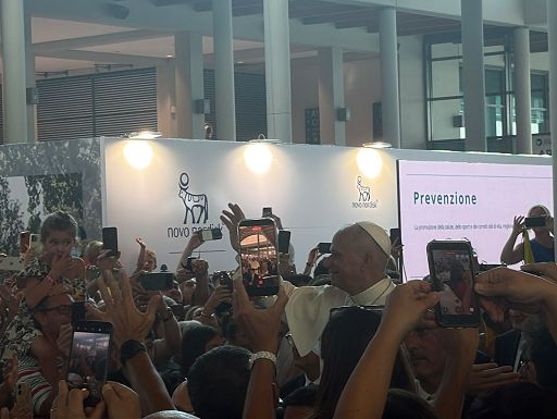 Il Papa fa ripetere alla platea del Meeting: amate la Chiesa