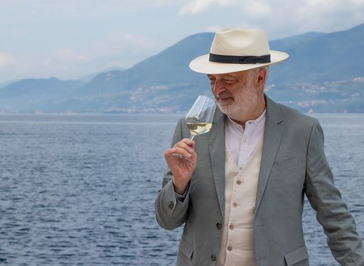 ”Il profumo del bicchiere mezzo pieno”: il pensar con il vino di Peretti