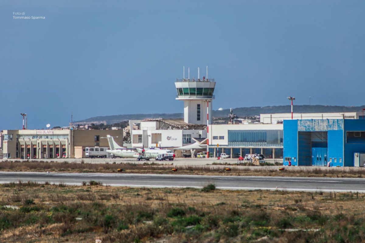 Terrore sul volo Lampedusa-Catania, spia dell’incendio dopo il decollo: rientro d’emergenza