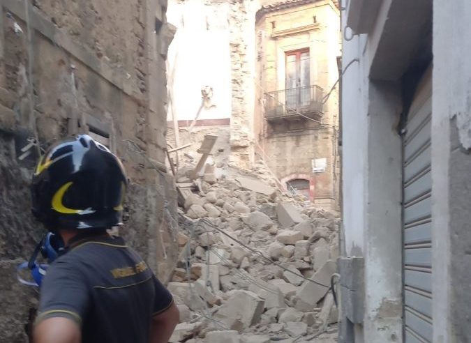 Prima il violento nubifragio, poi il crollo di una palazzina: momenti di paura a Palagonia
