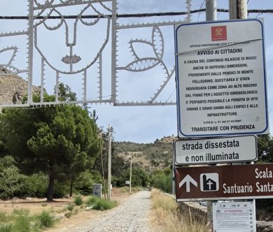 VIDEO | Acchianata di Santa Rosalia a Palermo, erbacce e alberi sporgenti intralciano il percorso