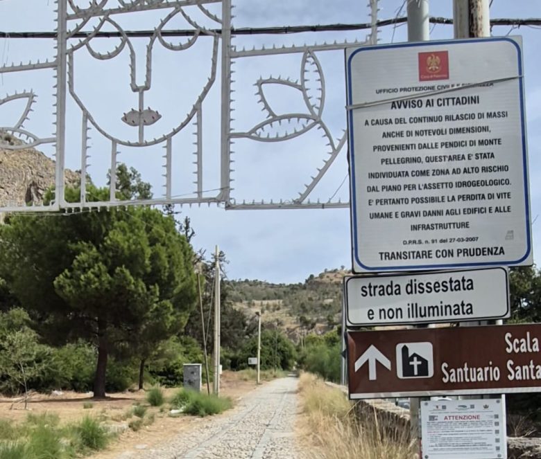 VIDEO | Acchianata di Santa Rosalia a Palermo, erbacce e alberi sporgenti intralciano il percorso