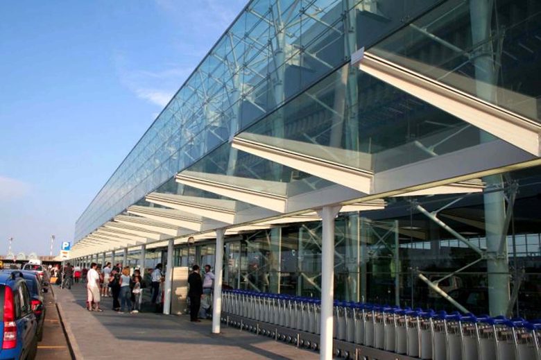 Etna, l’emergenza continua: stop ad arrivi e partenze all’aeroporto di Catania fino alla vigilia di Ferragosto