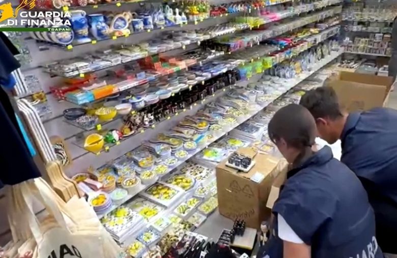 VIDEO | Marchi contraffatti e articoli non sicuri, le immagini del sequestro della Finanza a San Vito Lo Capo