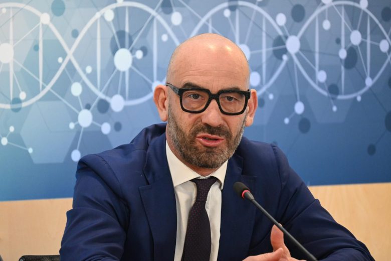 Casi di difterite, Bassetti: “Rinviare l’inizio delle scuole primarie”