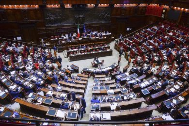 VIDEO| Caso Delmastro, la protesta di Avs alla Camera con le bende sugli occhi