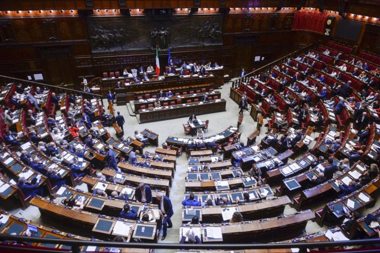 VIDEO| Caso Delmastro, la protesta di Avs alla Camera con le bende sugli occhi