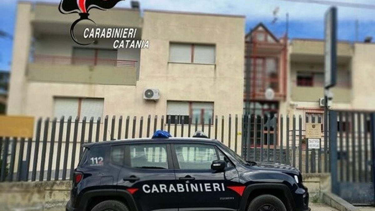 Paura a Raddusa, rissa finisce a martellate e coltellate nel Catanese: due feriti Paura a Raddusa, rissa finisce a martellate e coltellate nel Catanese: due feriti