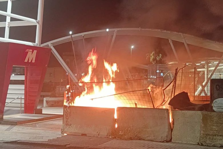 VIDEO – Catania, incendio all’ingresso della metro Giovanni XXIII: la struttura non sarebbe rimasta danneggiata