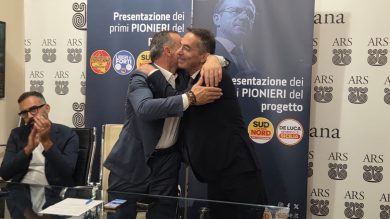 Il “nuovo corso” di Sud Chiama Nord, Cateno De Luca presenta la squadra dei “pionieri” e i progetti del “Governo di Liberazione”