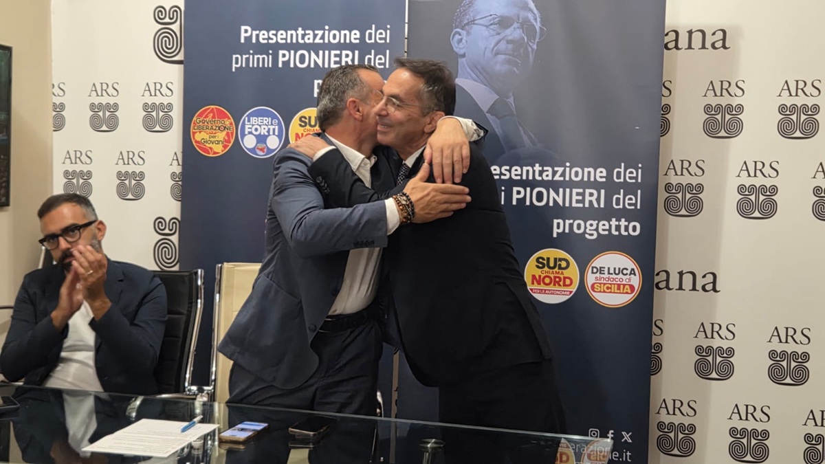 Il “nuovo corso” di Sud Chiama Nord, Cateno De Luca presenta la squadra dei “pionieri” e i progetti del “Governo di Liberazione” Il “nuovo corso” di Sud Chiama Nord, Cateno De Luca presenta la squadra dei “pionieri” e i progetti del “Governo di Liberazione”