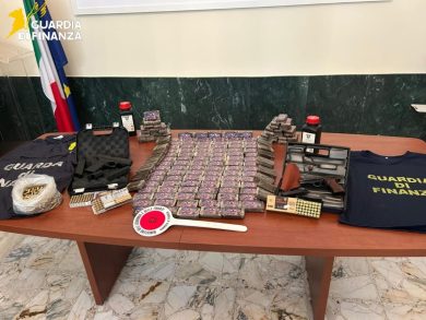 VIDEO | Quasi tredici chilogrammi di hashish in auto: il blitz a Comiso, scatta l’arresto