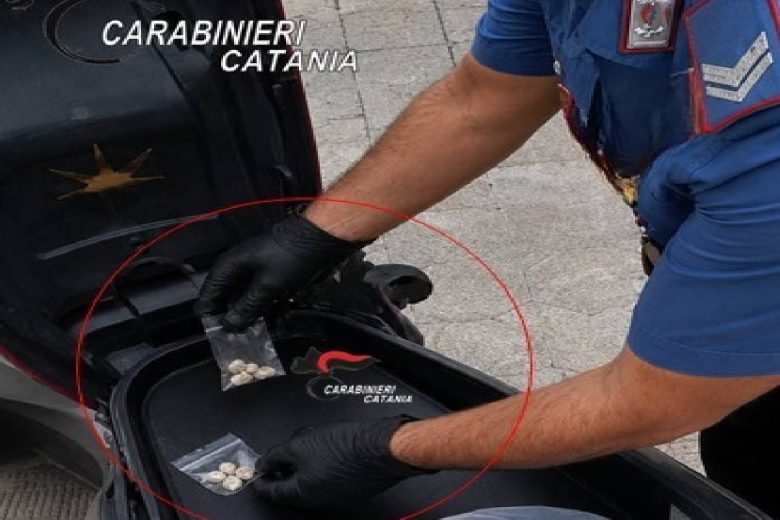 Aci Catena, vede i carabinieri e accelera con lo scooter: arrestato col crack dopo inseguimento