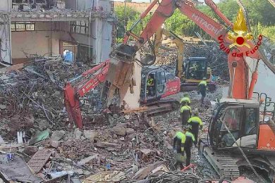 VIDEO | Il crollo a Messina, proseguono le ricerche. Il comandante dei vigili del fuoco: “Lavoro complesso”