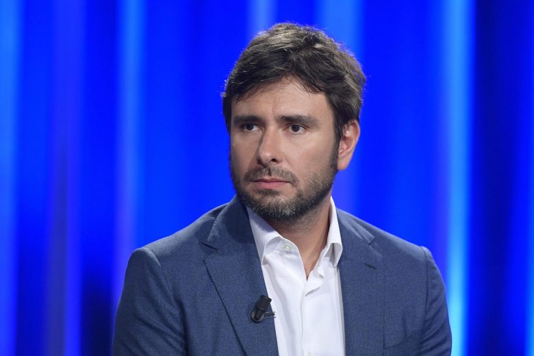 Alessandro Di Battista ha ripreso conoscenza dopo il malore, trasferito a L’Avana