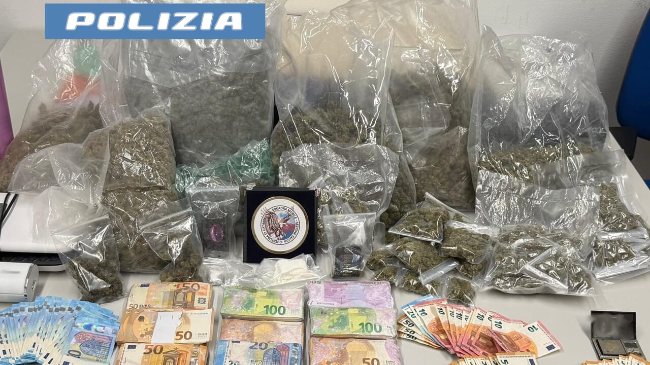 Scoperta base dello spaccio in via Cagnoni: trovati sei chilogrammi di marijuana e oltre 60 mila euro, arrestato 55enne Scoperta base dello spaccio in via Cagnoni: trovati sei chilogrammi di marijuana e oltre 60 mila euro, arrestato 55enne