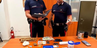Spaccio di droga in famiglia a Palermo: arrestati papà e mamma, denunciato il figlio