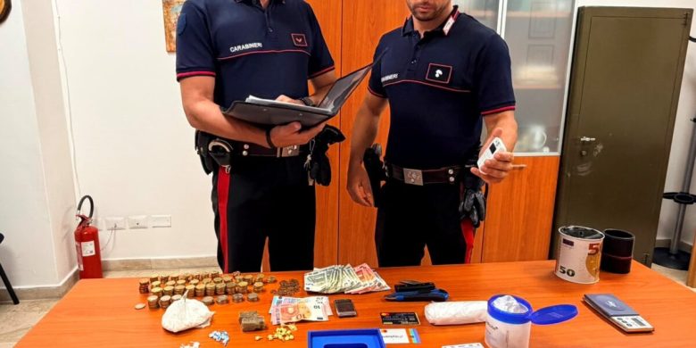 Spaccio di droga in famiglia a Palermo: arrestati papà e mamma, denunciato il figlio