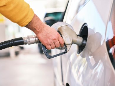 Benzina gratis con un sistema escogitato per aggirare le colonnine: 28enne arrestato