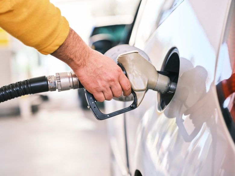 Benzina gratis con un sistema escogitato per aggirare le colonnine: 28enne arrestato