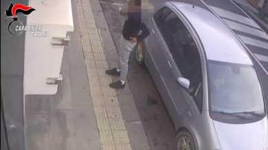 “Signora, faccia le foto ai gioielli”: ennesima truffa del “falso carabiniere”, due arresti a Catania