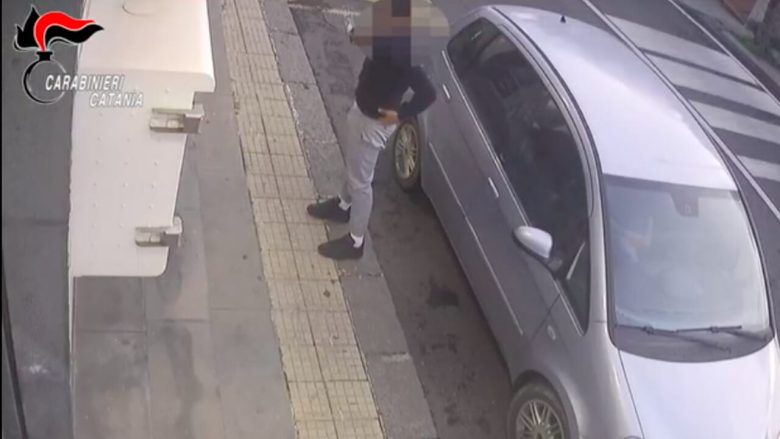 “Signora, faccia le foto ai gioielli”: ennesima truffa del “falso carabiniere”, due arresti a Catania