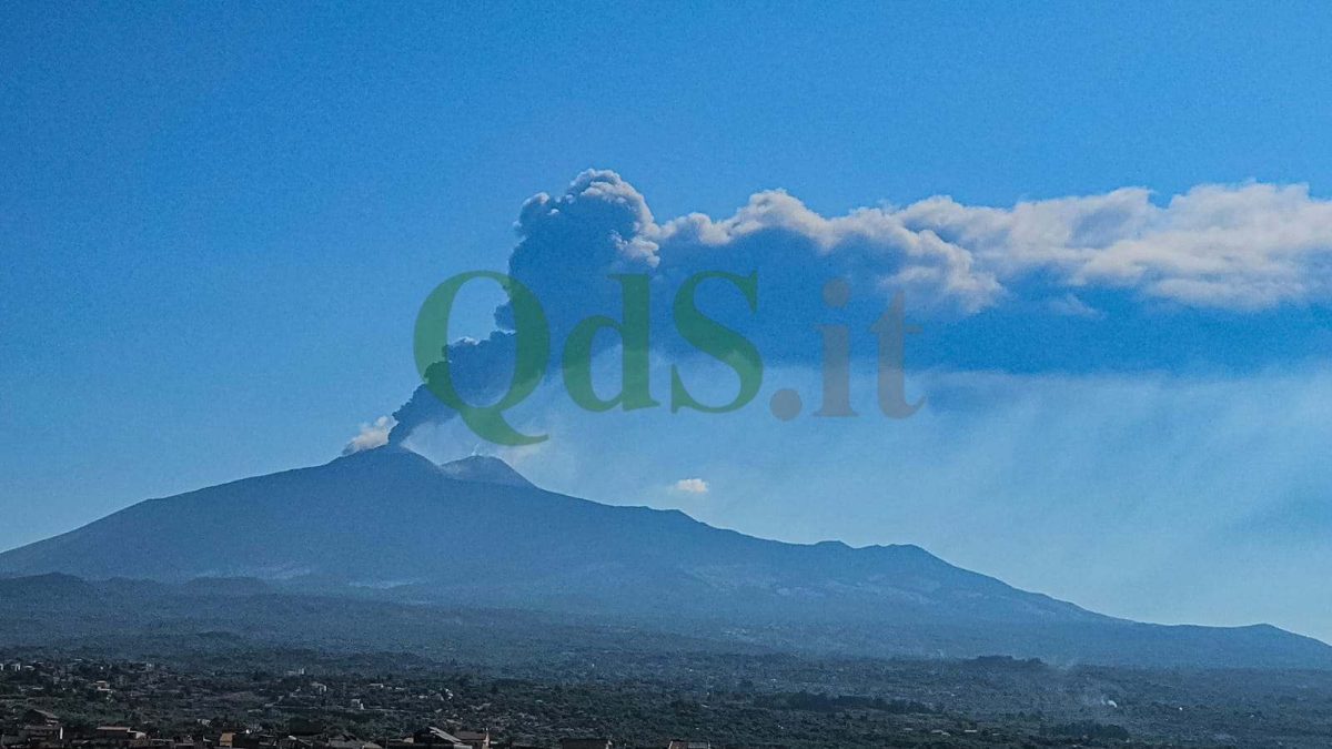 Eruzione dell’Etna, nuova colata lavica nella Valle del Bove
