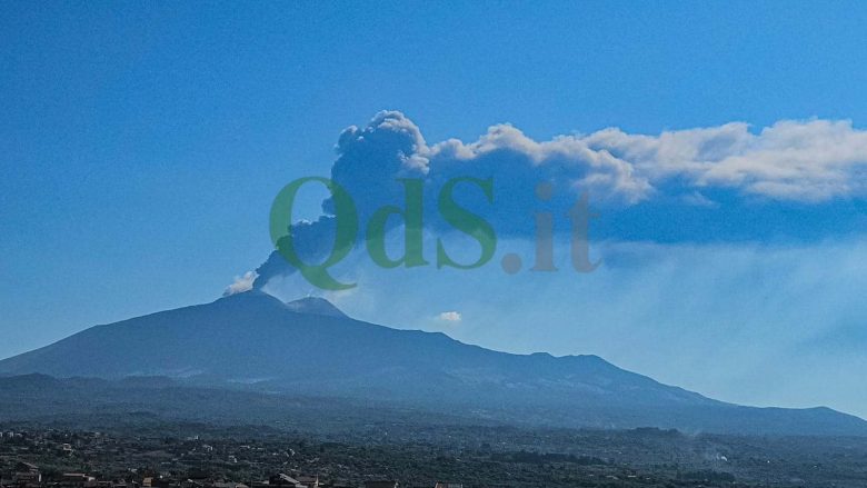 Eruzione dell’Etna, nuova colata lavica nella Valle del Bove
