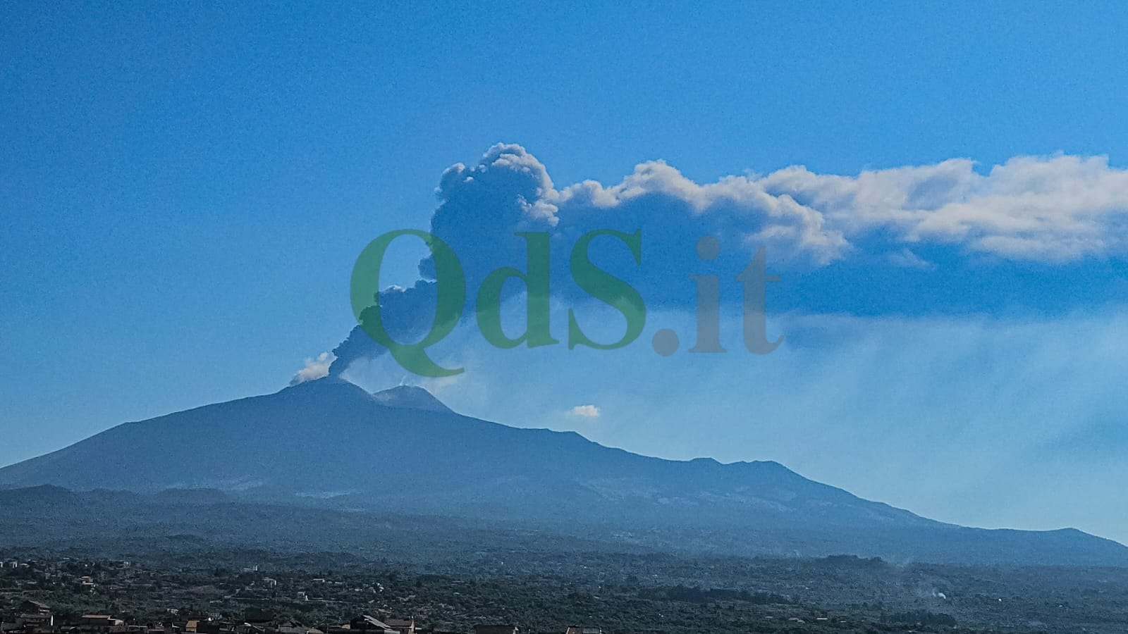 Eruzione dell’Etna, nuova colata lavica nella Valle del Bove Eruzione dell’Etna, nuova colata lavica nella Valle del Bove